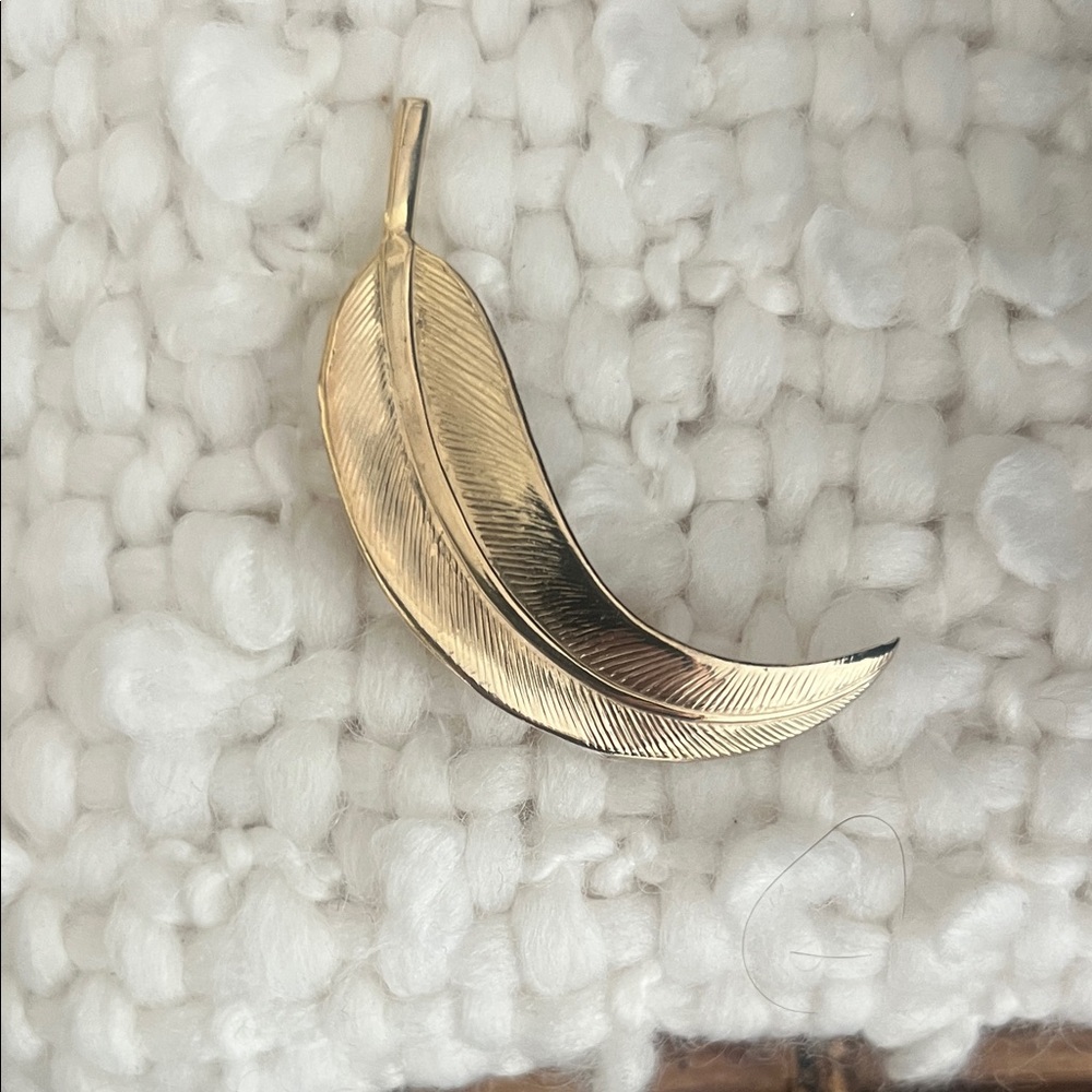 Gold tone Feather Brooch Pin - Elegant Leaf Design